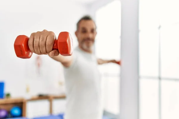 Medelålders Gråhårig Man Patient Som Har Rehab Med Hjälp Hantlar — Stockfoto