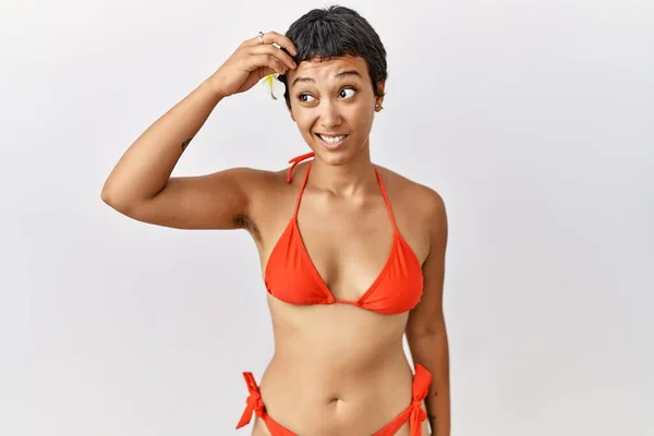 Jonge Spaanse Vrouw Met Kort Haar Bikini Bezorgd Gestrest Een — Stockfoto