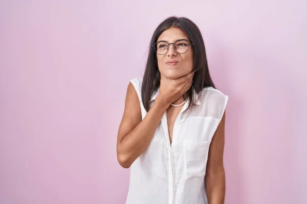 Brunette Young Woman Standing Pink Background Wearing Glasses Touching Painful — Stockfoto