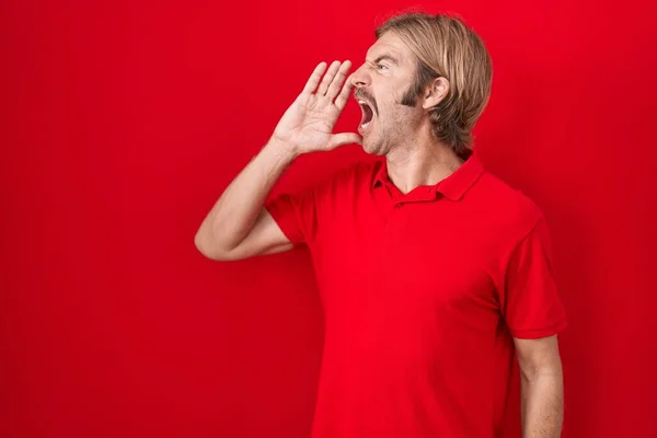 Hombre Caucásico Con Bigote Pie Sobre Fondo Rojo Gritando Gritando — Foto de Stock