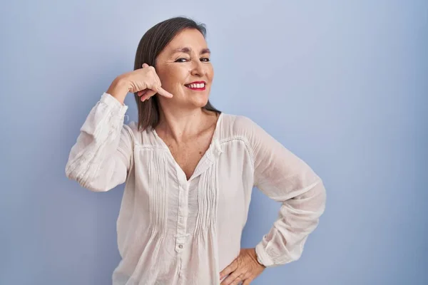 Mujer Hispana Mediana Edad Pie Sobre Fondo Azul Sonriendo Haciendo — Foto de Stock