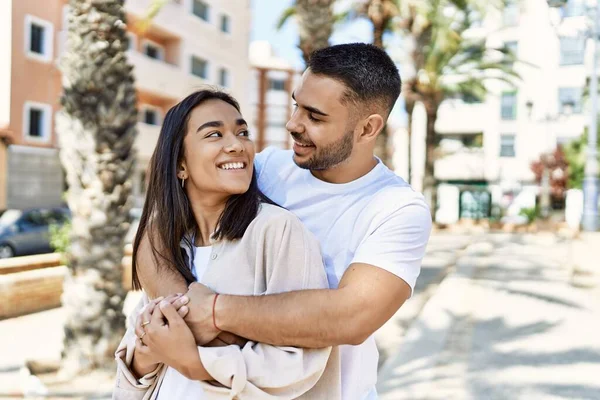 Junges Lateinisches Paar Lächelt Glücklich Und Umarmt Die Stadt — Stockfoto