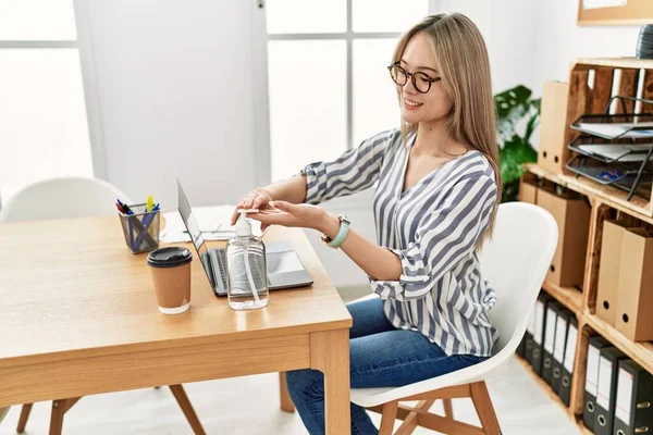 Joven Mujer China Usando Gel Desinfectante Manos Trabajando Oficina — Foto de Stock