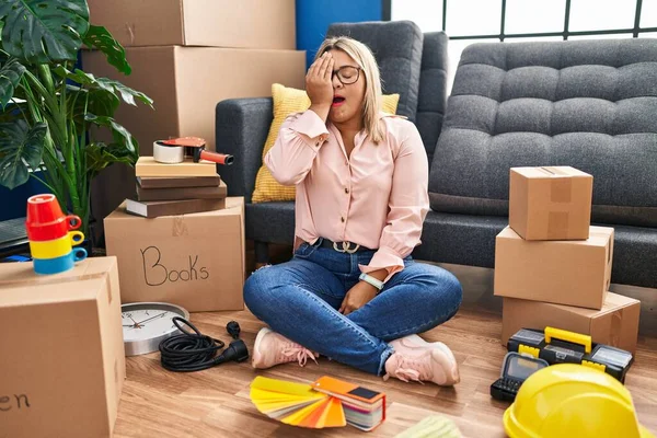 Young Hispanic Woman Moving New Home Sitting Floor Yawning Tired —  Fotos de Stock