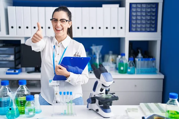 Mujer Morena Joven Que Trabaja Laboratorio Científico Aprobando Hacer Gesto — Foto de Stock