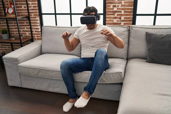 Giovane Uomo Ispanico Giocare Videogioco Utilizzando Occhiali Realtà Virtuale Casa — Foto Stock