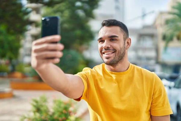 Joven Hombre Hispano Sonriendo Confiado Haciendo Selfie Por Smartphone Parque —  Fotos de Stock