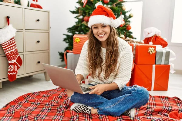Jovem Bela Mulher Hispânica Usando Laptop Sentado Árvore Natal Casa — Fotografia de Stock