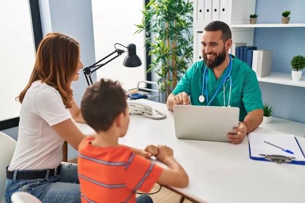 Family Having Medical Consultation Clinic — Stok fotoğraf