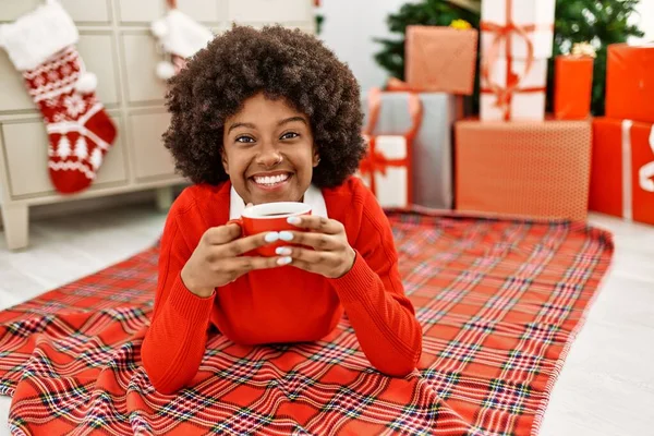 Genç Afrikalı Amerikalı Kadın Evde Noel Ağacının Yanında Kahve Içiyor — Stok fotoğraf