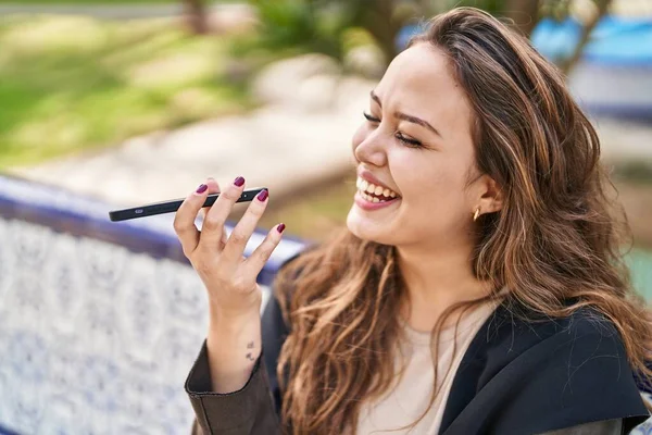 Jonge Mooie Latino Vrouw Praten Smartphone Zitten Bank Park — Stockfoto