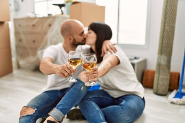 Genç İspanyol çift yeni evinde şampanya içip öpüşüyorlar..
