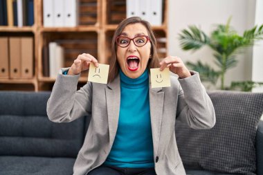 Orta yaşlı İspanyol kadın depresyonda. Mutluluktan mutluluk kağıdına sarılıyor. Çılgınlığı kutluyor ve başarı için hayrete düşüyor.. 