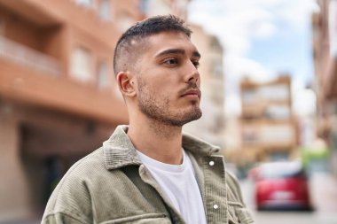 Sokakta duran gevşek yüzlü İspanyol genç adam.