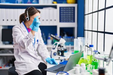 Laboratuvarda çalışan İspanyol kadın öfkeyle bağırarak, öfkeyle bağırarak ve el kaldırarak sinirlendi. 