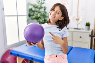 Küçük bir rehabilitasyon balosu düzenleyen genç İspanyol kız mutlu bir şekilde elini ve parmağını gösterdi. 