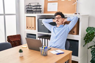 Kafkasyalı genç bir iş adamı. Ellerini ofisin başına koyup rahatladı.