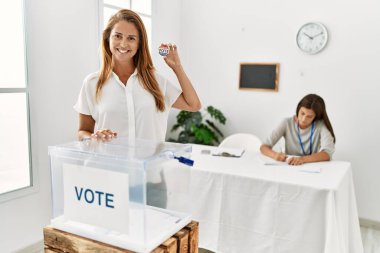 Anne ve kızı seçmen kurulunda kendine güvenen bir oy kartı taşıyor.