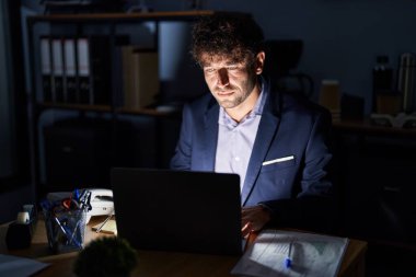 Geceleri ofiste çalışan İspanyol genç adam yüzünde ciddi bir ifadeyle rahatladı. Basit ve doğal bir şekilde kameraya bakıyorsun.. 