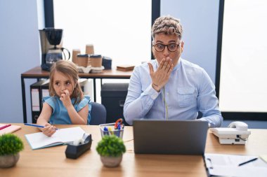 Genç baba ve kızı ofiste birlikte çalışıp ağızlarını ağızlarına tıkarlar, şok olurlar ve hata yapmaktan korkarlar. şaşırmış ifade 