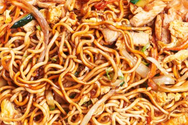  Tavuk ve sebze soslu lezzetli Tayland eriştesi.