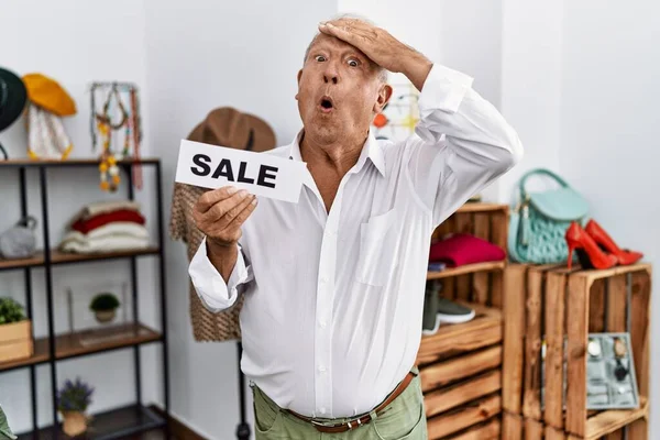 Senior Mit Verkaufsbanner Einzelhandel Gestresst Und Frustriert Mit Hand Auf — Stockfoto