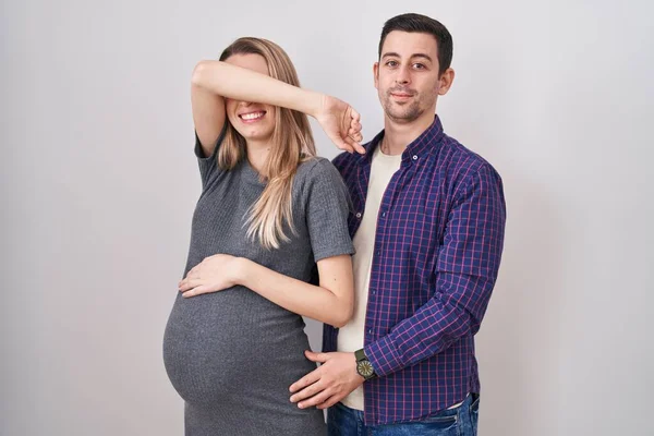 Junges Paar Erwartet Ein Baby Vor Weißem Hintergrund Lächelnd Fröhlich — Stockfoto