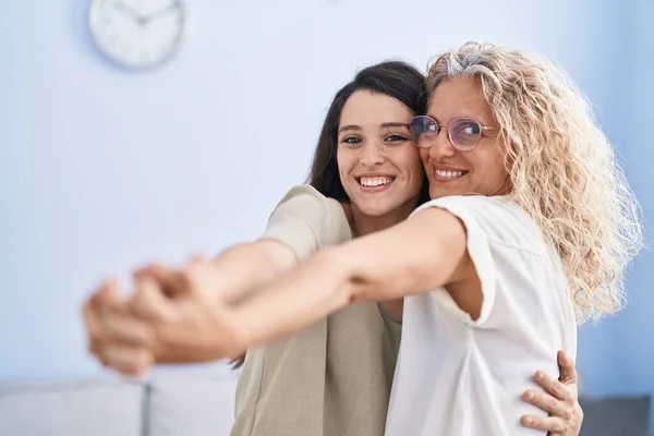 Two Women Mother Daughter Dancing Home — Stock Photo, Image