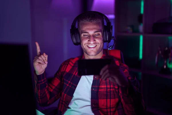 Joven Hombre Caucásico Jugando Videojuegos Con Teléfono Inteligente Sonriendo Feliz —  Fotos de Stock
