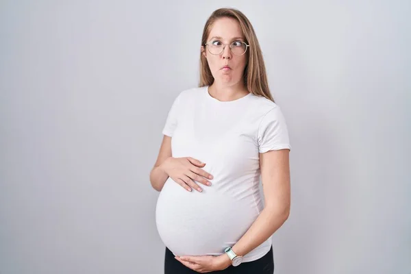 Jovem Grávida Esperando Bebê Tocando Barriga Grávida Fazendo Cara Peixe — Fotografia de Stock