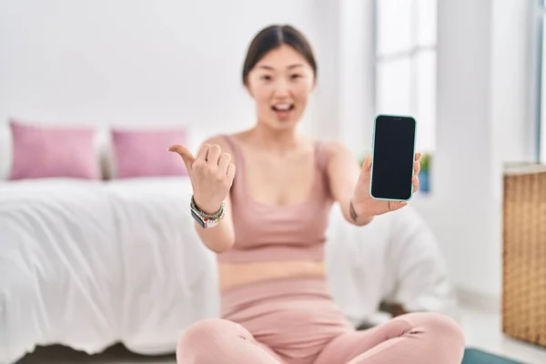 Китайська Молода Жінка Тримає Смартфон Порожнім Екраном Показуючи Великий Палець — стокове фото