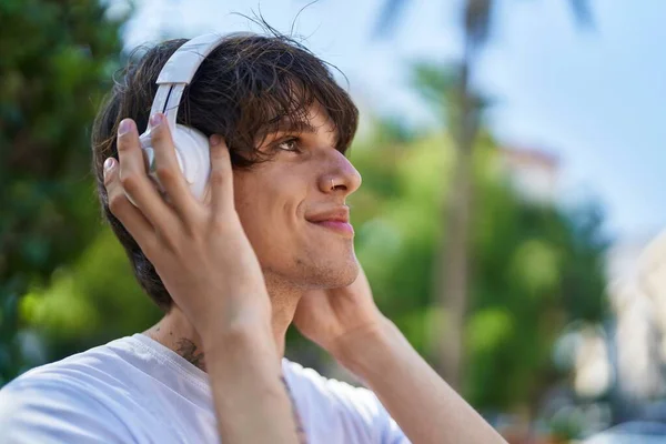 Junger Blonder Mann Lächelt Selbstbewusst Und Hört Musik Park — Stockfoto