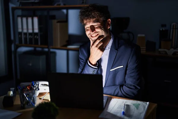 Hispanic Ung Man Arbetar Kontoret Natten Ser Säker Kameran Ler — Stockfoto