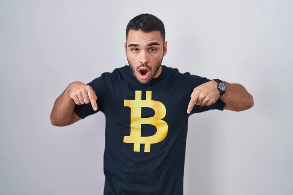 Joven Hombre Hispano Con Camiseta Bitcoin Apuntando Hacia Abajo Con —  Fotos de Stock