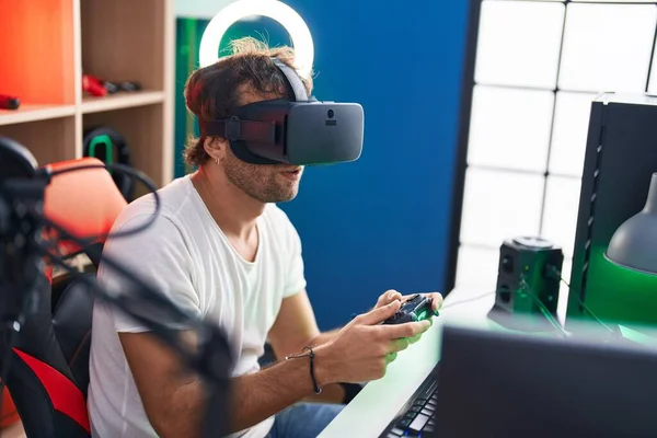 Mladý Hispánec Muž Streamer Hrát Videohry Pomocí Brýle Virtuální Reality — Stock fotografie