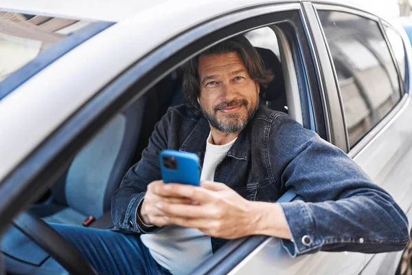 Medelålders Man Med Smartphone Sitter Bilen Gatan — Stockfoto