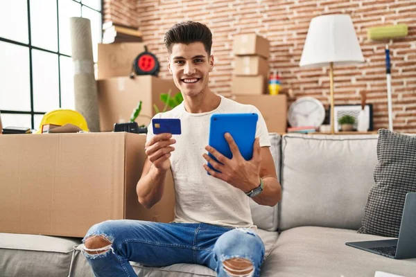 Young Hispanic Man Using Touchpad Credit Card Sitting Sofa New — Stockfoto