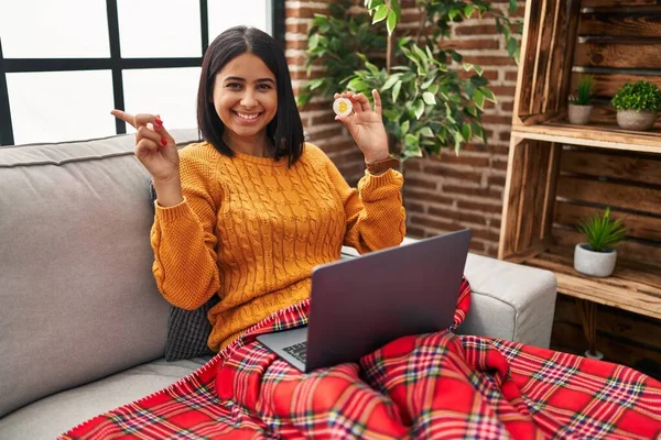 Giovane Donna Ispanica Utilizzando Computer Portatile Possesso Valuta Virtuale Bitcoin — Foto Stock