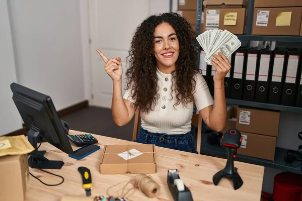 Młoda Latynoska Kobieta Pracuje Małym Biznesie Trzymając Dolary Uśmiechając Się — Zdjęcie stockowe
