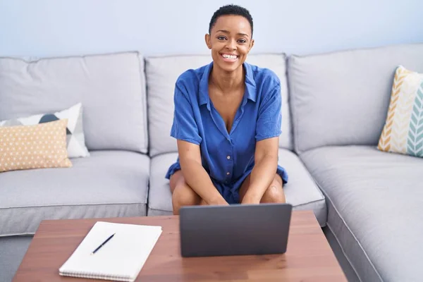 African American Woman Using Laptop Sitting Sofa Home — Φωτογραφία Αρχείου