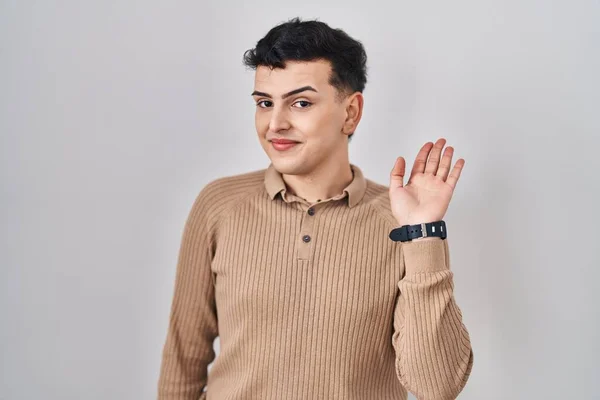 Non Binary Person Standing Isolated Background Waiving Saying Hello Happy — Stockfoto
