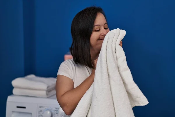 Syndrom Kvinna Ler Säker Lukt Ren Handduk Tvättstuga — Stockfoto