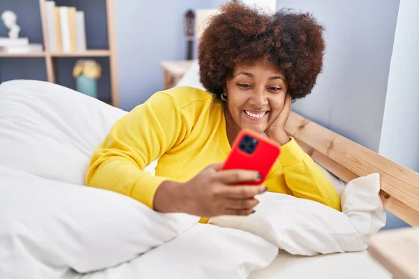 Африканская Американка Помощью Смартфона Лежит Кровати Спальне — стоковое фото
