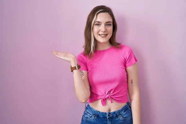 Mujer Rubia Caucásica Pie Sobre Fondo Rosa Sonriente Alegre Presentando — Foto de Stock