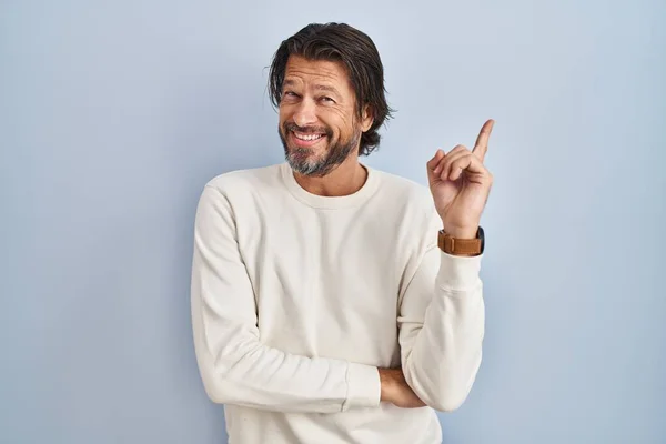 Knappe Man Van Middelbare Leeftijd Met Casual Sweater Blauwe Achtergrond — Stockfoto