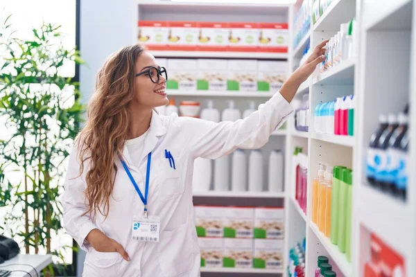 Young Beautiful Hispanic Woman Pharmacist Smiling Confident Holding Bottle Shelving — Stock Photo, Image