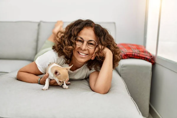 Mulher Hispânica Meia Idade Sorrindo Confiante Segurando Chihuahua Casa — Fotografia de Stock