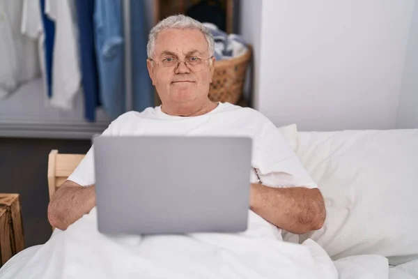 Μεσήλικας Γκριζομάλλης Φορητό Υπολογιστή Που Κάθεται Στο Κρεβάτι Στο Υπνοδωμάτιο — Φωτογραφία Αρχείου