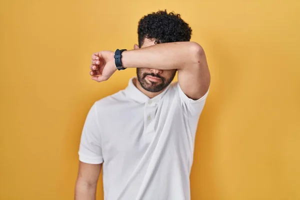 Arabisk Man Står Över Gul Bakgrund Täcker Ögon Med Arm — Stockfoto