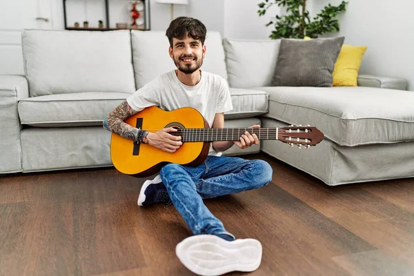 Genç Spanyol Adam Klasik Gitar Çalıyor Evde Yerde Oturuyor — Stok fotoğraf